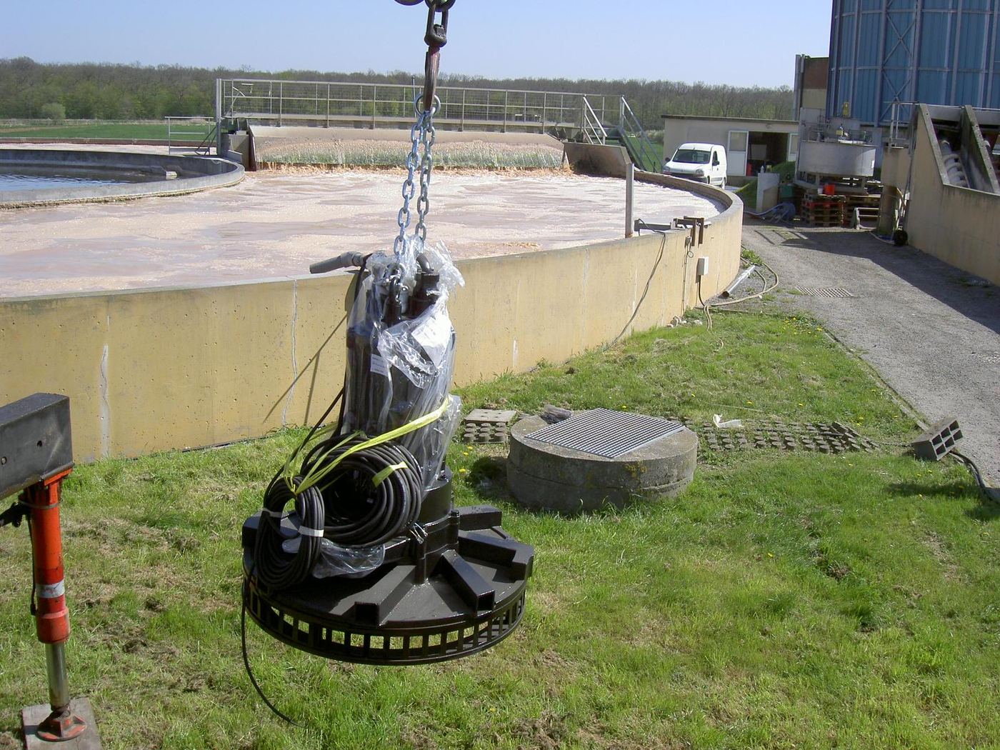 Bassin biologique d'une station de traitement industrielle, mise en place d'un aérateur immergé