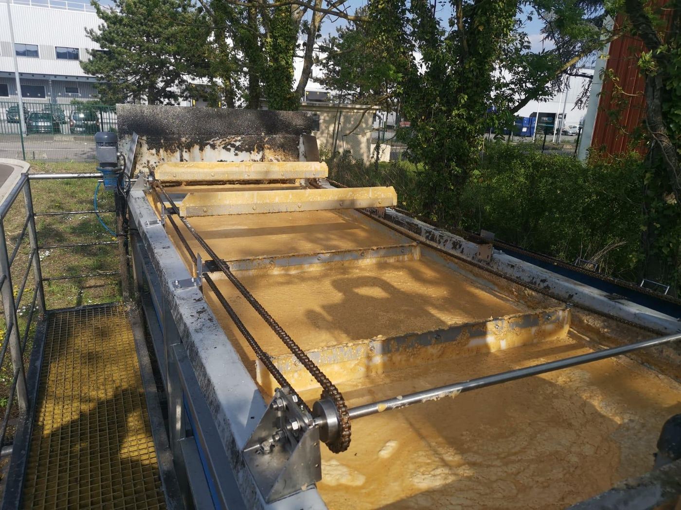 Bassin de flottation en fonctionnement, mousse de flottation visible en surface
