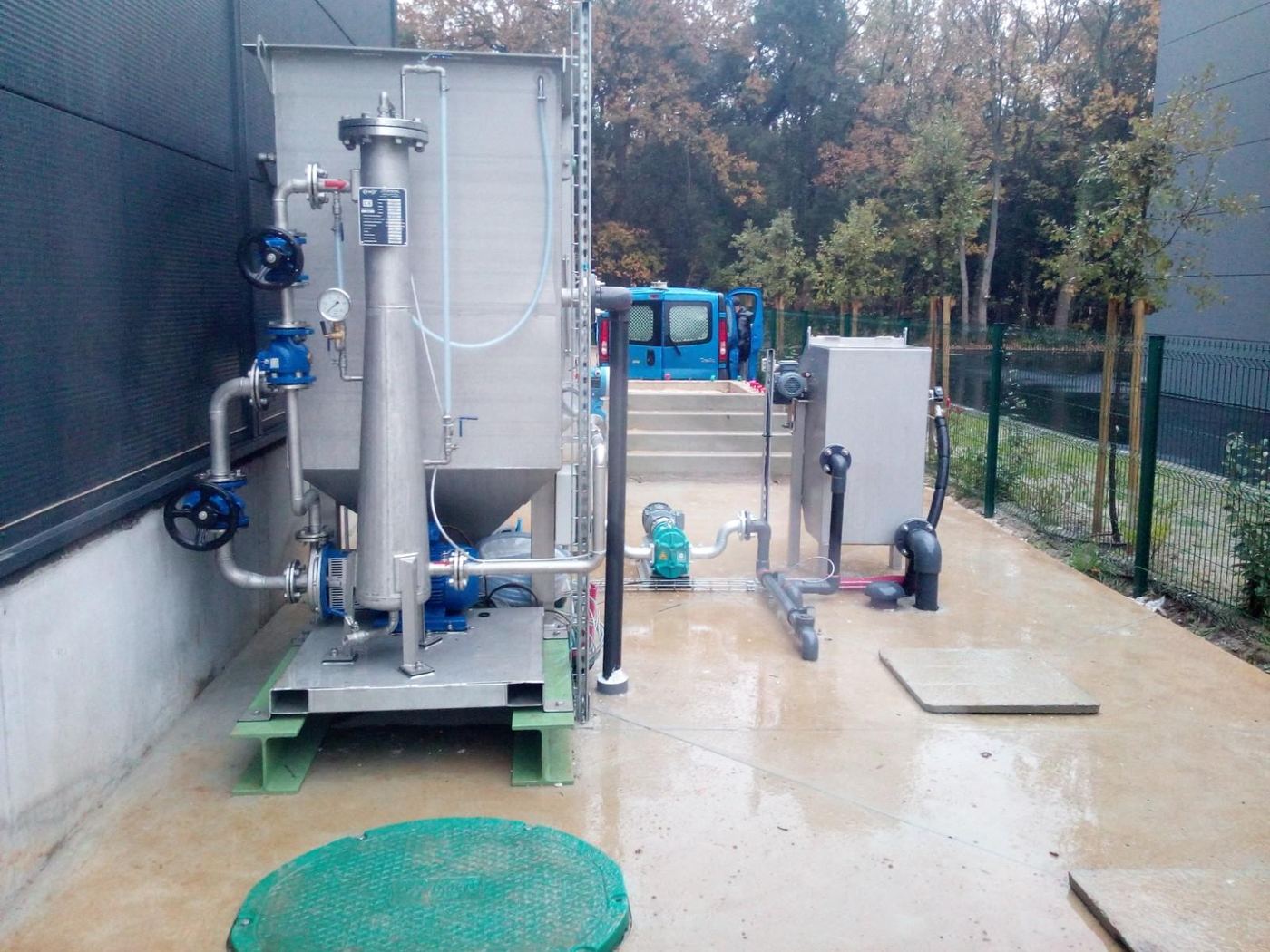 Cuve de traitement des effluents installée en extérieur, site de traiteur