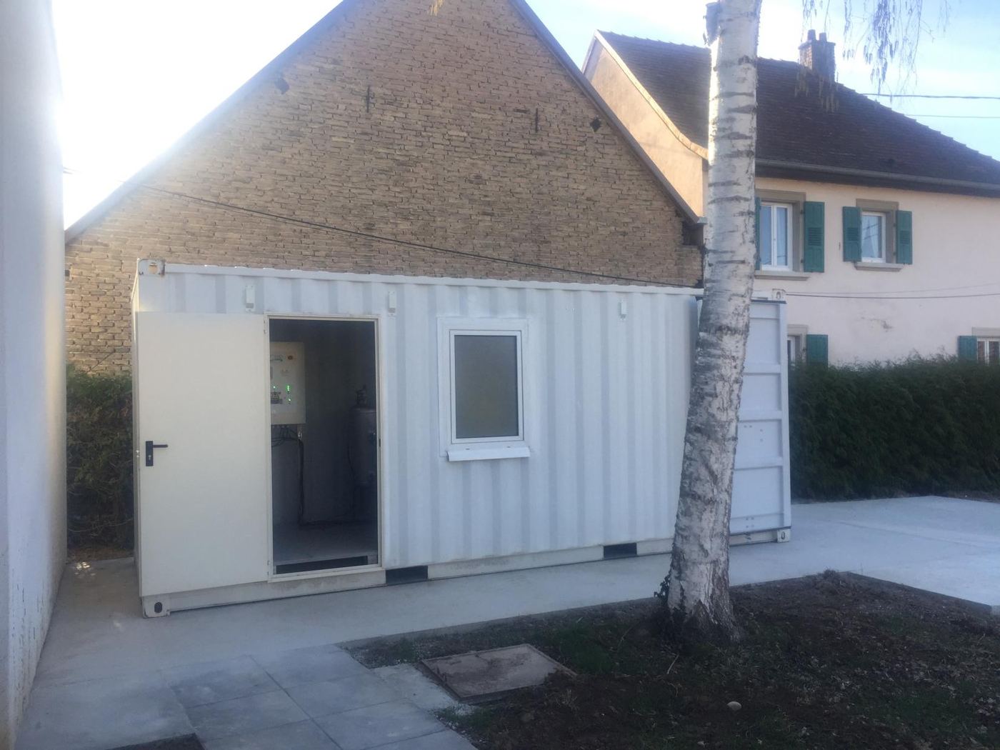 Cuve inox de traitement installée contre un bâtiment, site de production de sauces et marinades