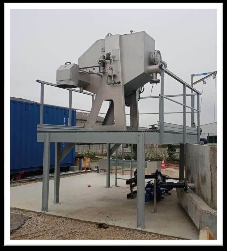 Réacteur biologique séquentiel (SBR) sur passerelle technique, installation contrôlée et conforme