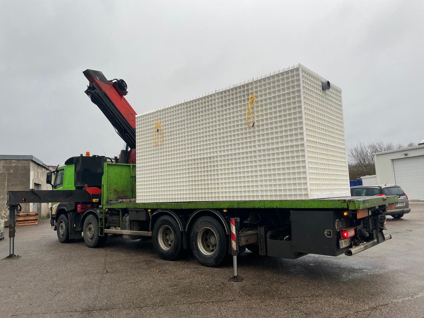 Livraison par camion-grue d'une cuve de station d'épuration biologique