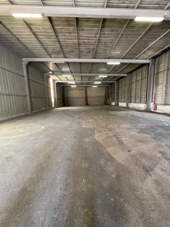 Cuves modulaires d'une station biologique aérienne en cours de pose