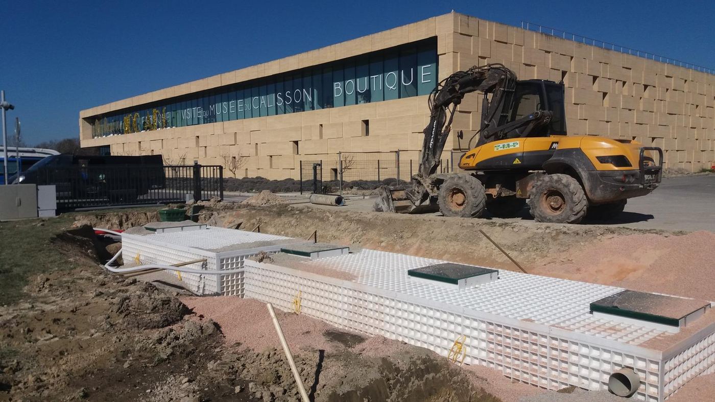 Chantier de terrassement et pose enterrée d'un système de traitement, site de confiserie industrielle