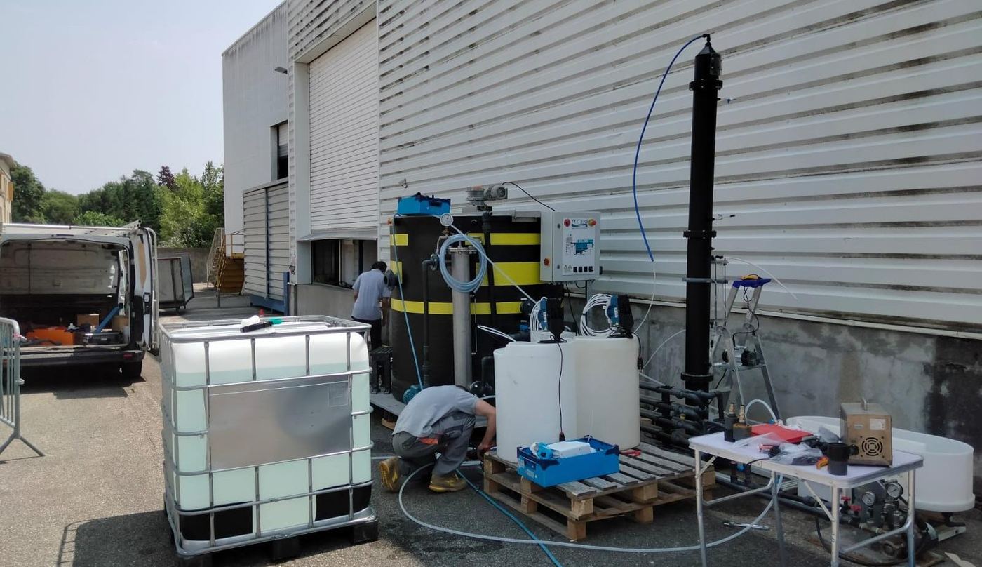 Technicien TEC'BIO en intervention sur une unité de traitement, raccordements et instrumentation
