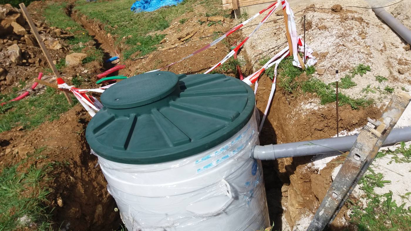 Cuve de micro-station individuelle fraîchement installée en tranchée chez un particulier