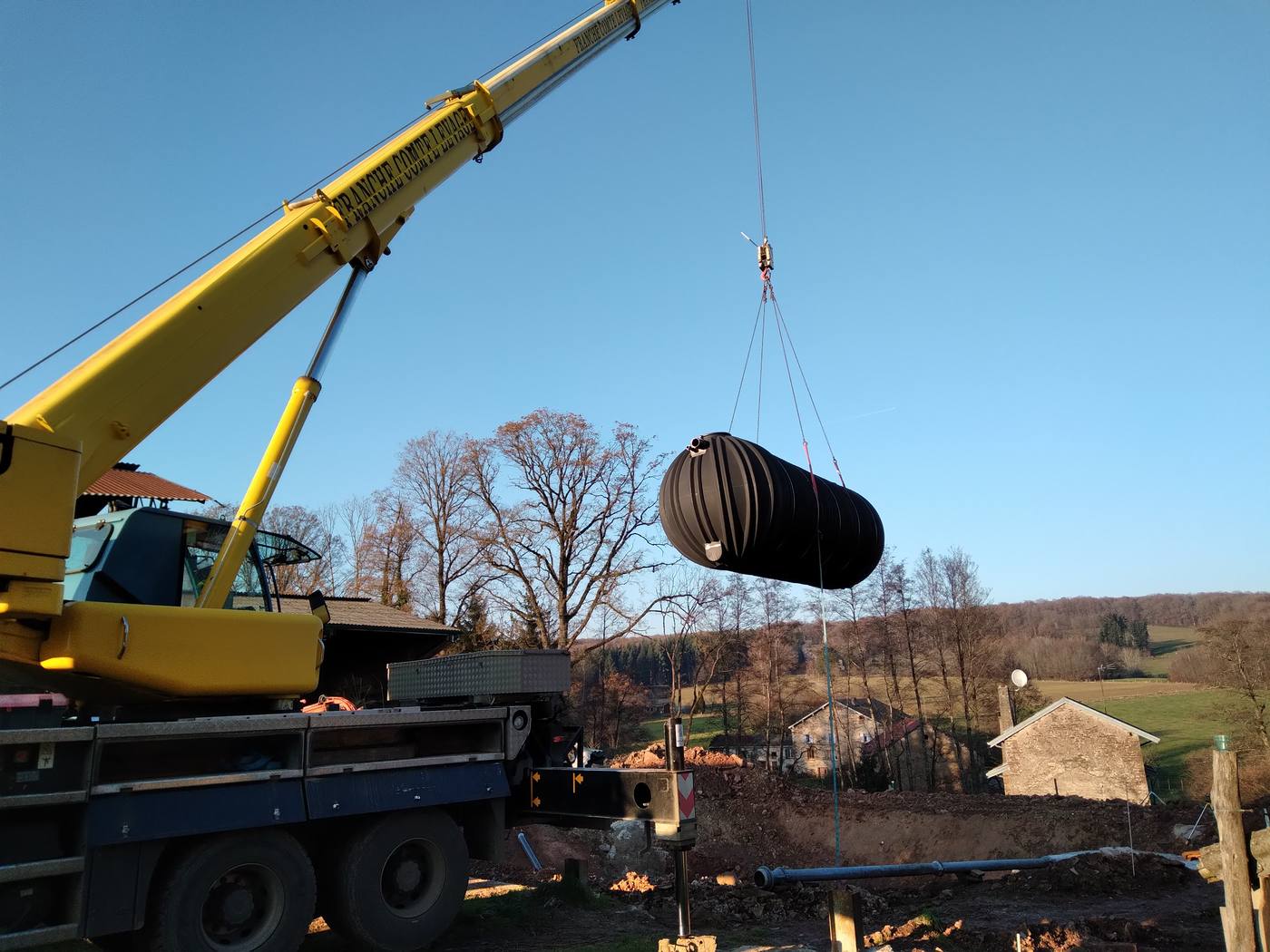 Levage d'une cuve de traitement par grue mobile sur un chantier TEC'BIO