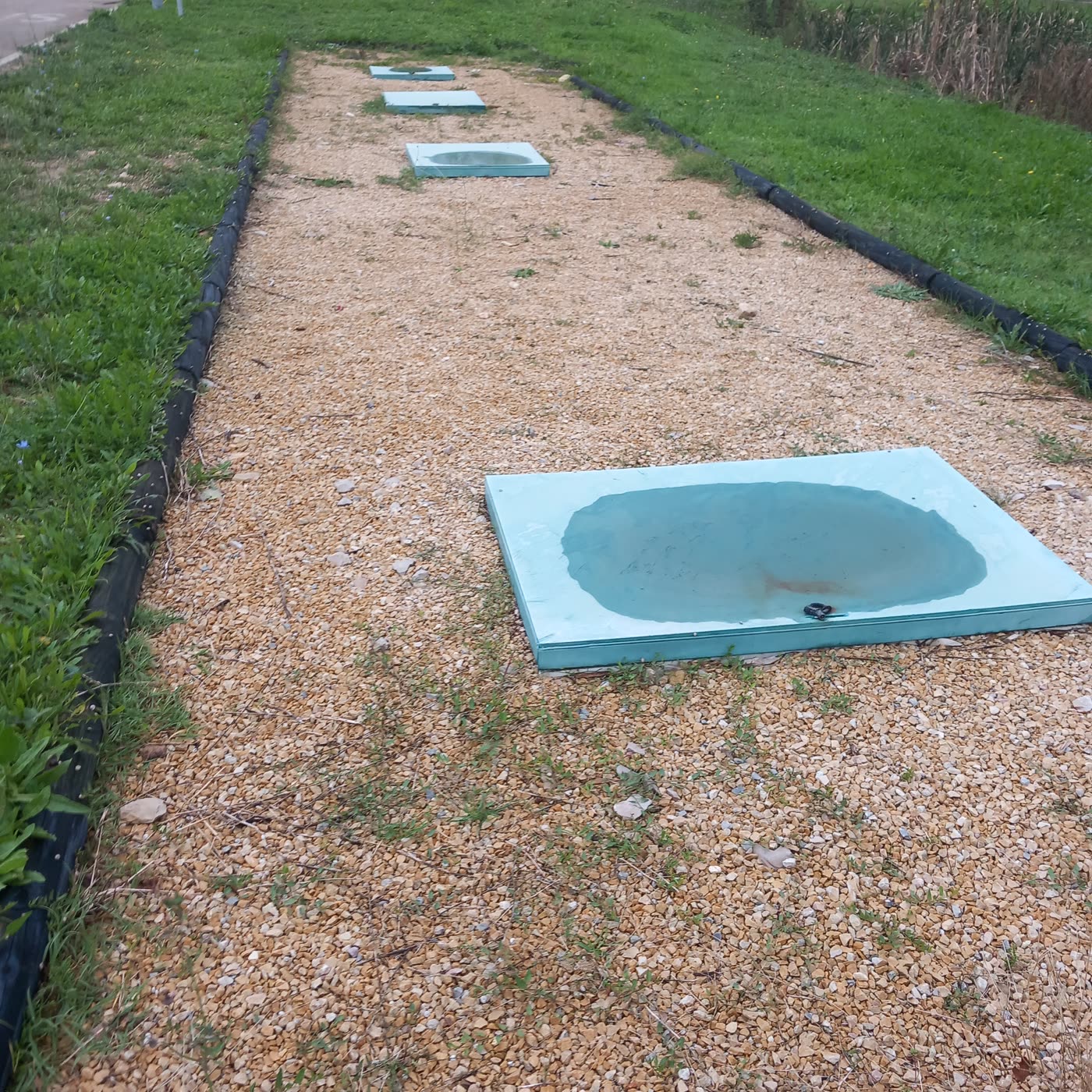 Installation terminée, regards de visite alignés sur lit de gravier